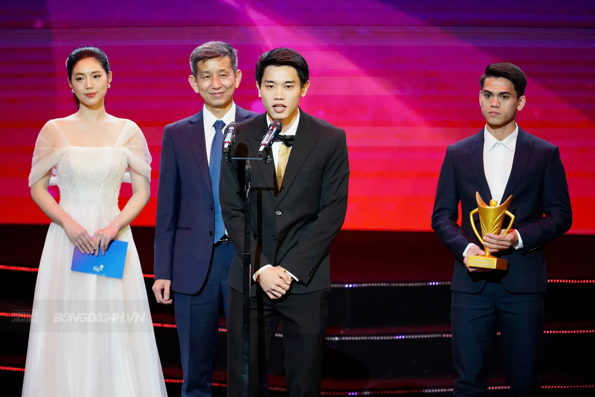 dinh Bac boi thu giai thuong tai Gala Cup chien thang 2025