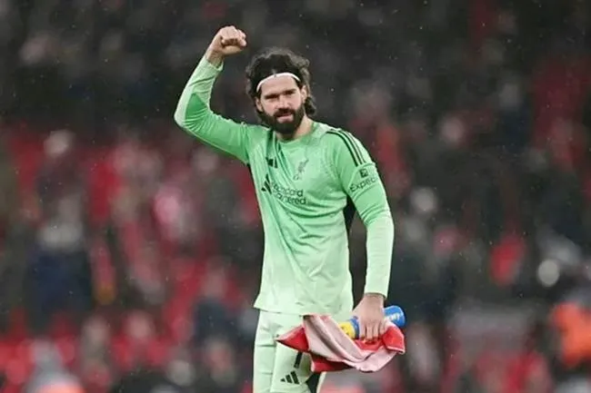 Juventus dam phan chieu mo Alisson cua Liverpool.